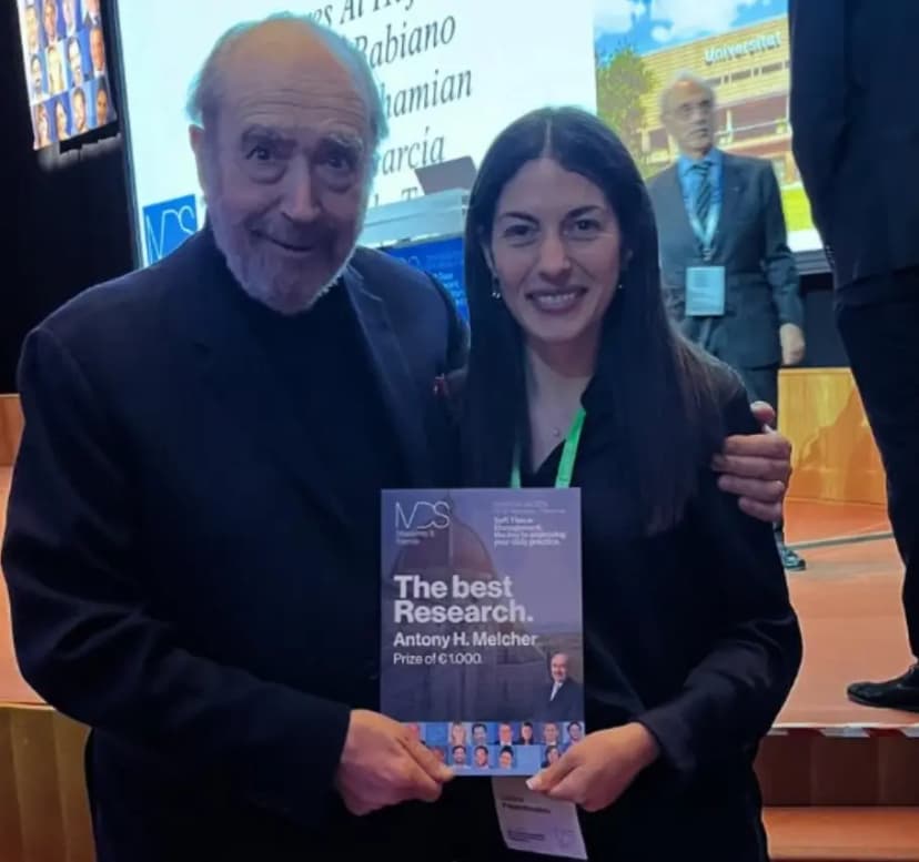 Η Δρ. Λουίζα Παπαντωνάτου με το βραβείο Antony H. Melcher Prize